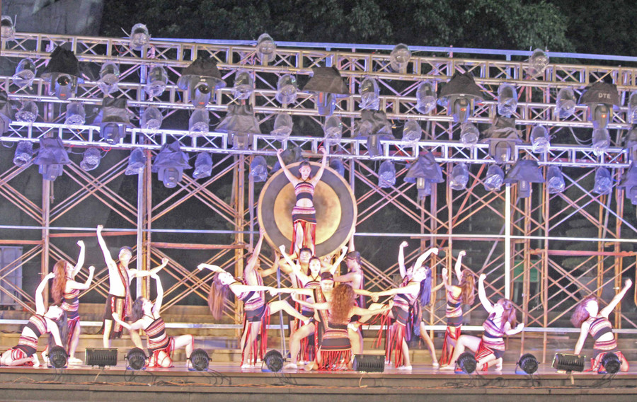 1. Một tiết mục múa mang đậm bản sắc văn hóa Gia Lai trong chương trình nghệ thuật Đêm hội cồng chiêng-ảnh T.D