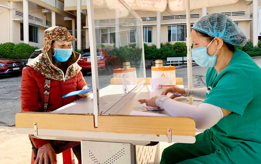 Song song với khai báo y tế bằng mã QR Code, Bệnh viện Đa khoa tỉnh vẫn bố trí các bàn khai báo y tế qua giấy phục vụ người bệnh. Ảnh: Như Nguyện