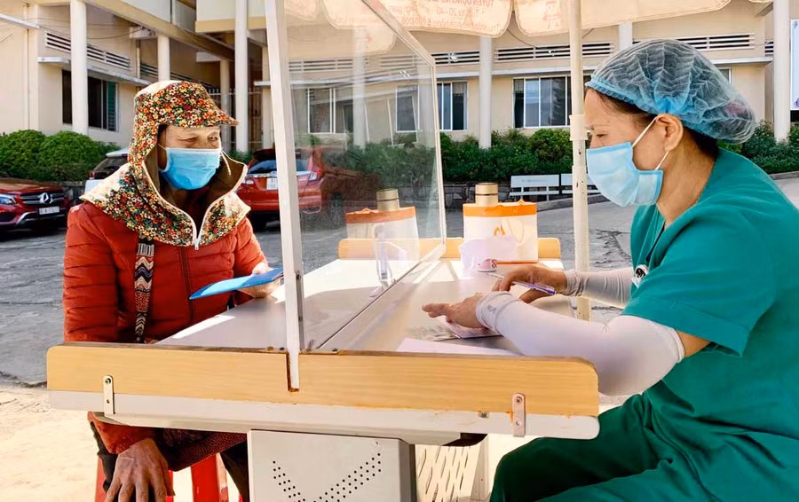 Song song với khai báo y tế bằng mã QR Code, Bệnh viện Đa khoa tỉnh vẫn bố trí các bàn khai báo y tế qua giấy phục vụ người bệnh. Ảnh: Như Nguyện