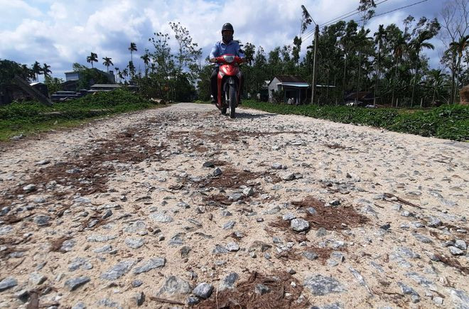 Tuyến đường vừa được sửa chữa đã lại bong tróc, hư hỏng. ẢNH: NAM THỊNH