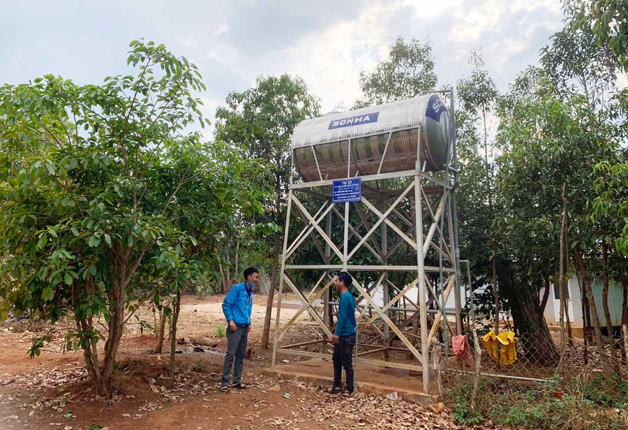 Công trình giếng khoan được đầu tư là tia hy vọng để bà con làng Tơ Vơn 2 (xã Ia Khươl, huyện Chư Păh) cải tạo vườn tạp, phát triển chăn nuôi, cải thiện cuộc sống. Ảnh: Phương Linh