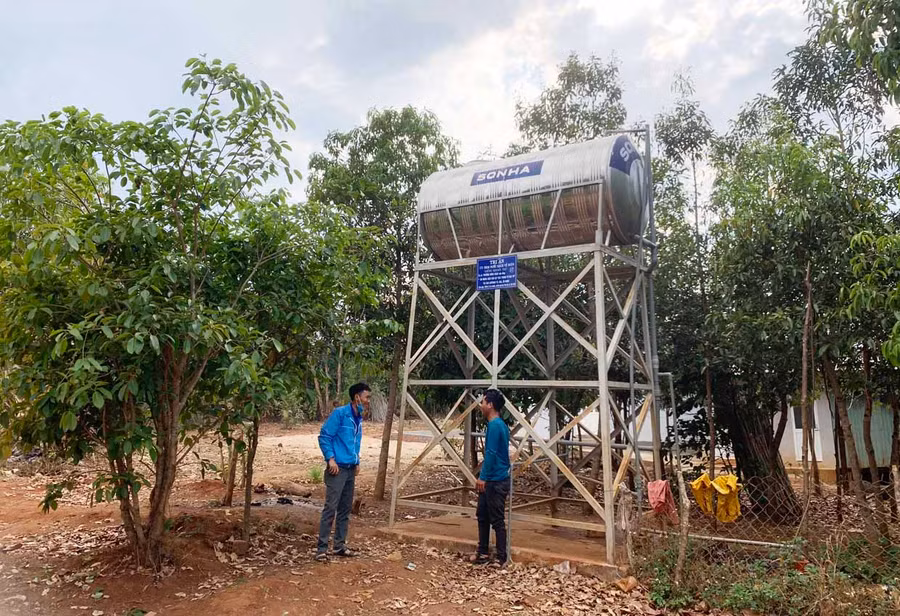 Công trình giếng khoan được đầu tư là tia hy vọng để bà con làng Tơ Vơn 2 (xã Ia Khươl, huyện Chư Păh) cải tạo vườn tạp, phát triển chăn nuôi, cải thiện cuộc sống. Ảnh: Phương Linh