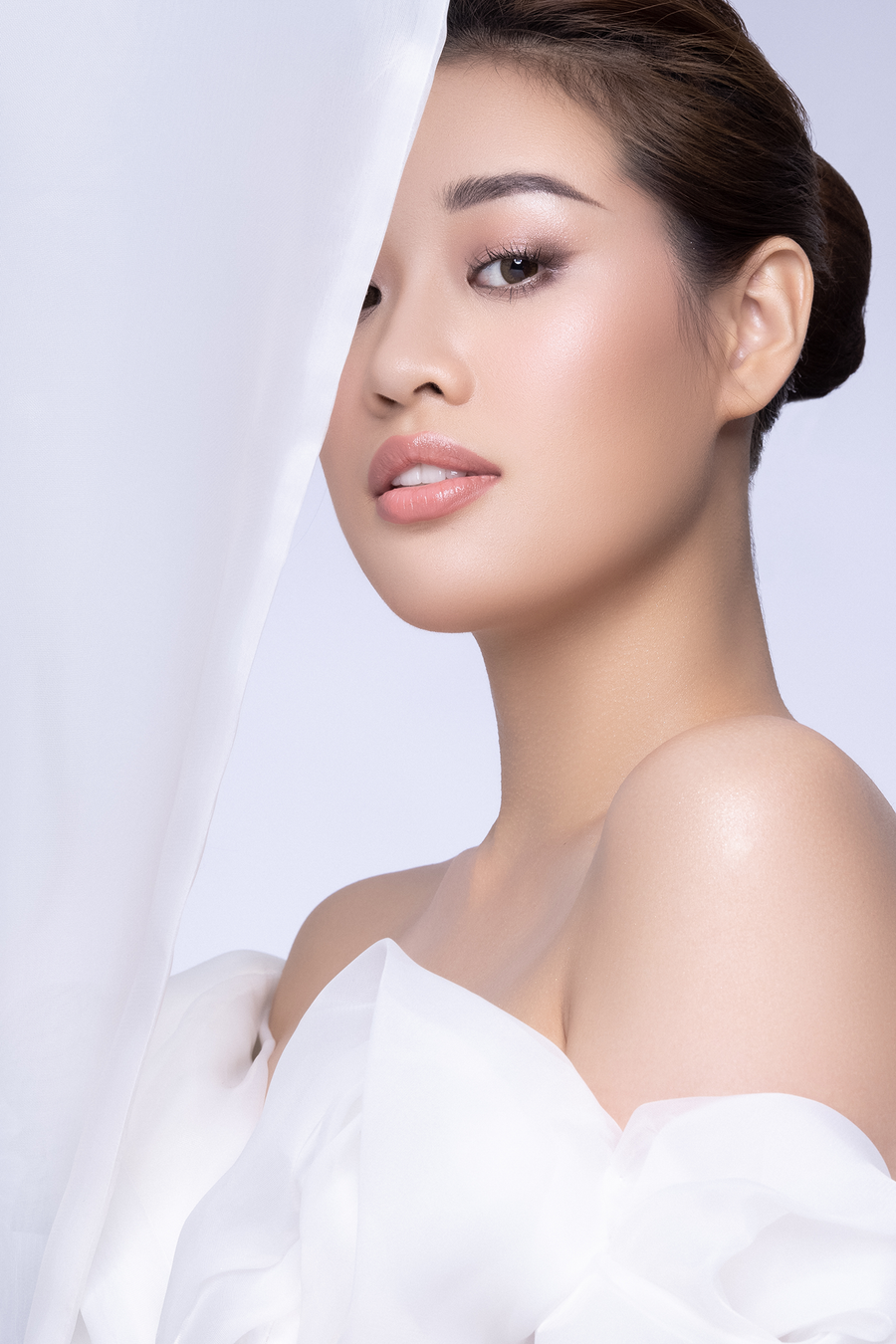 Đối lập Tiểu Vy, vừa qua, Hoa hậu Khánh Vân gửi tặng khán giả bộ ảnh beauty mới, lấy cảm hứng từ những dải lụa với thông điệp 