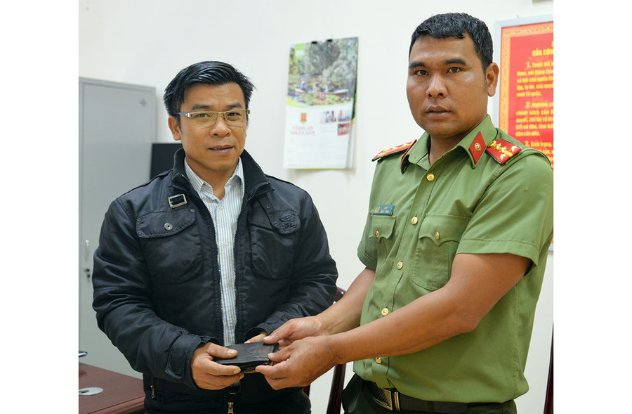 Đại úy Hlip trả lại tài sản cho linh mục Lương Đông Vỹ. Ảnh: Lê Ánh Đại úy Hlip-cán bộ Phòng An ninh đối nội Công an tỉnh trả lại tài sản cho anh Lương Đông Vỹ, 40 tuổi, Linh mục Nhà thờ Phú Mỹ, xã Ia Băng, huyện Chư Prông. Ảnh: Lê Ánh