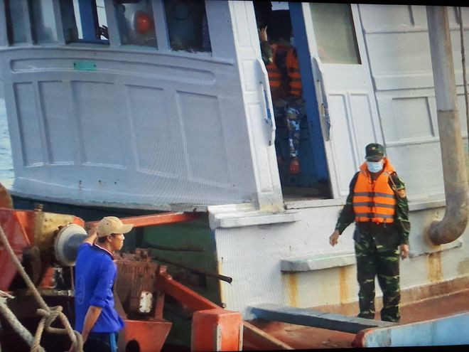  Tổ tuần tra đã lập biên bản vi phạm hành chính đối với ông Trí về hành vi vận chuyển hàng hoá không có giấy tờ - Ảnh: Nguyễn Long