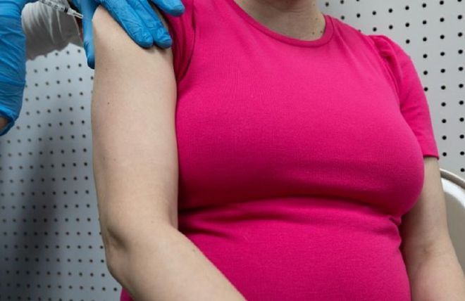 Trẻ sơ sinh có thể mang kháng thể phòng Covid-19 từ người mẹ mang thai được tiêm vắc xin. Ảnh: REUTERS