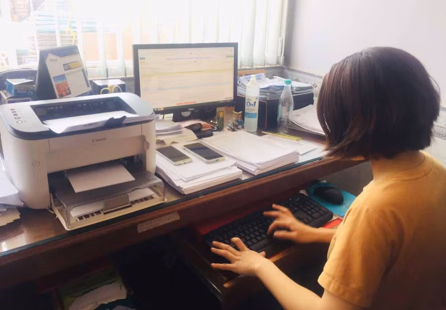 Nhân viên Công ty TNHH một thành viên Mười Sương (xã Ia Khươl, huyện Chư Păh) đăng nhập hệ thống kê khai trực tuyến thông tin doanh nghiệp. Ảnh: Minh Phương