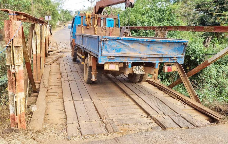 Cầu Ia Ô xuống cấp tiềm ẩn mất an toàn giao thông. Ảnh: Hà Phương