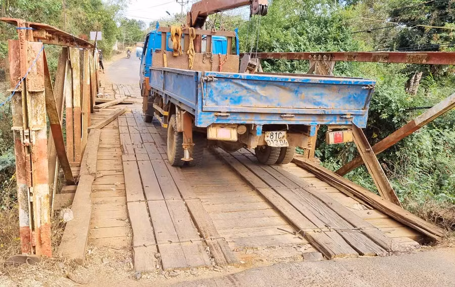 Cầu Ia Ô xuống cấp tiềm ẩn mất an toàn giao thông. Ảnh: Hà Phương