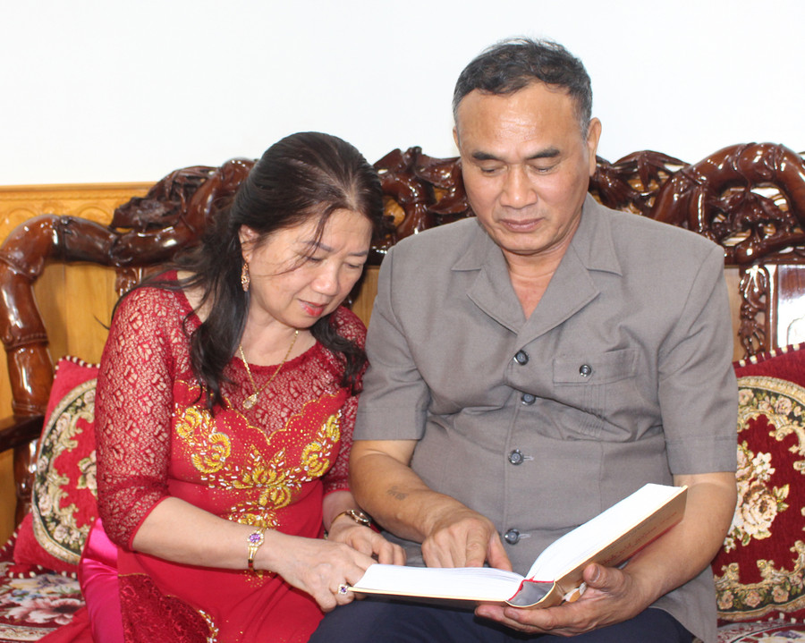  Đại tá Lê Văn Lan-nguyên Phó Sư đoàn trưởng Sư đoàn 320 (Quân đoàn 3) cùng vợ đọc lại những trang lịch sử của Sư đoàn. Ảnh: Phan Lài