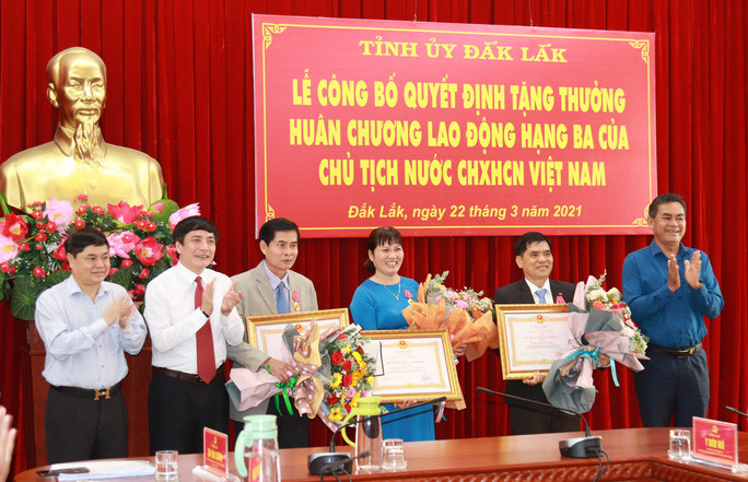 Tỉnh ủy Đắk Lắk công bố các quyết định tặng thưởng Huân chương Lao động hạng ba cho 3 cá nhân