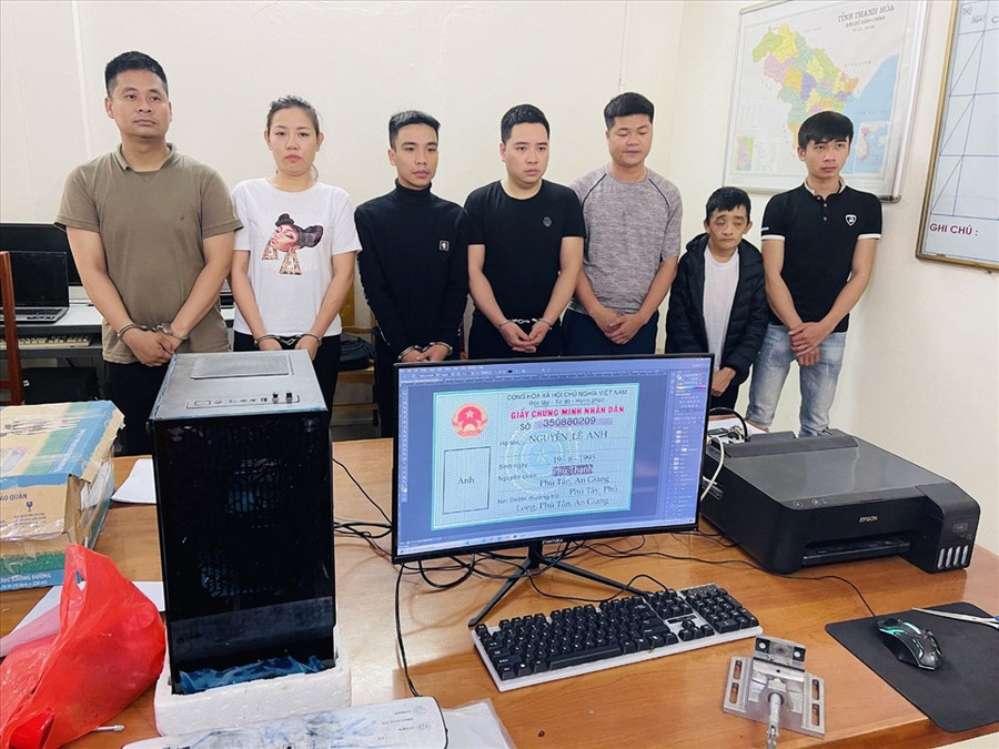 7 đối tượng trong ổ nhóm tội phạm sử dụng công nghệ cao và tang vật. Ảnh: CATH 7 đối tượng trong ổ nhóm tội phạm sử dụng công nghệ cao và tang vật. Ảnh: CATH