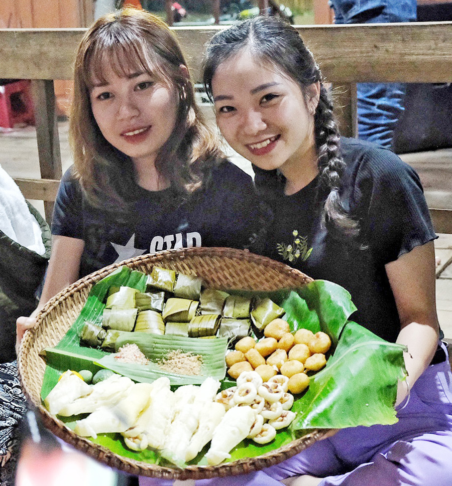 Du khách thích thú với các loại bánh được làm từ củ mì tại làng du lịch cộng đồng Mơ Hra. Ảnh: Minh Châu