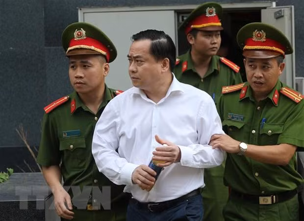 Cảnh sát dẫn giải bị cáo bị cáo Phan Văn Anh Vũ (sinh năm 1975, Chủ tịch Hội đồng quản trị Công ty cổ phần Xây dựng 79, Công ty cổ phần Bắc Nam 79) về trại giam. (Ảnh: Doãn Tấn/TTXVN)