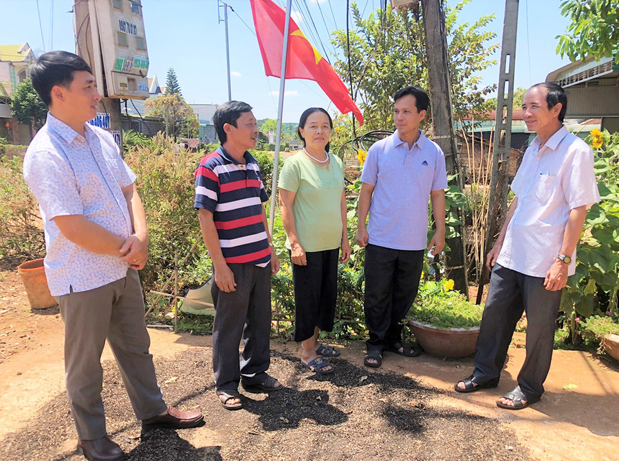 Phó Bí thư Đảng ủy xã Ia Krêl Nguyễn Đình Tuất (bìa trái) vận động người dân tham gia mô hình camera phòng-chống tội phạm. Ảnh: Đinh Yến