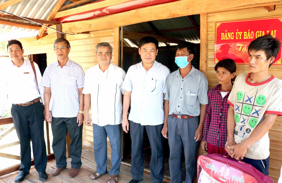Đảng ủy Báo Gia Lai hỗ trợ xây dựng nhà cho gia đình ông Đinh Bran (làng Đak Hway, xã Đak Tơ Pang, huyện Kông Chro). Ảnh: Ngọc Sang Đảng ủy Báo Gia Lai hỗ trợ xây dựng nhà cho gia đình ông Đinh Bran (làng Đak Hway, xã Đak Tơ Pang, huyện Kông Chro). Ảnh: Ngọc Sang