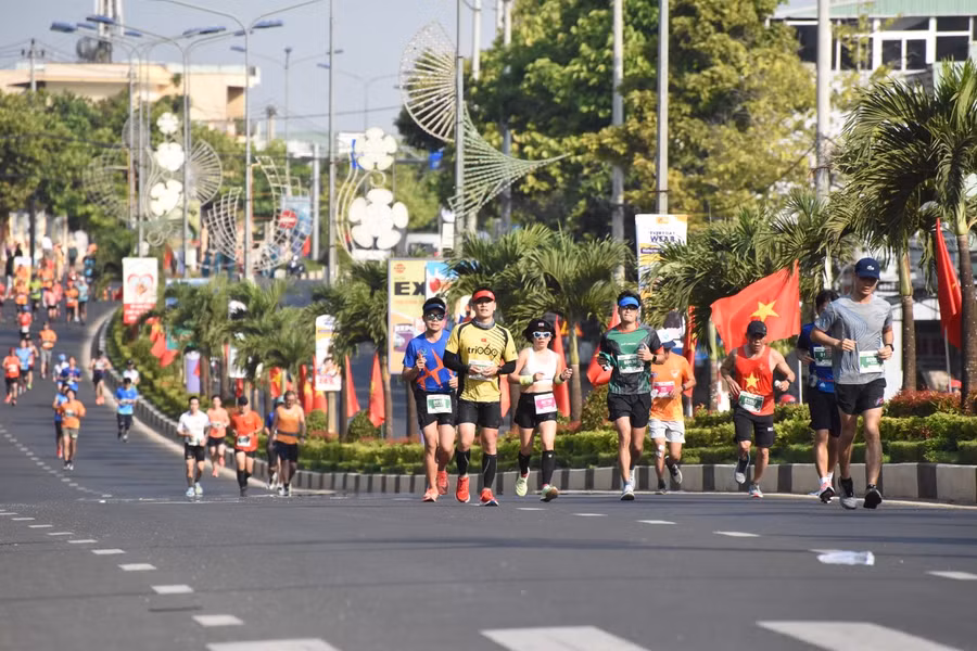 Các VĐV trên đường Phạm Văn Đồng. Ảnh: Đức Thụy