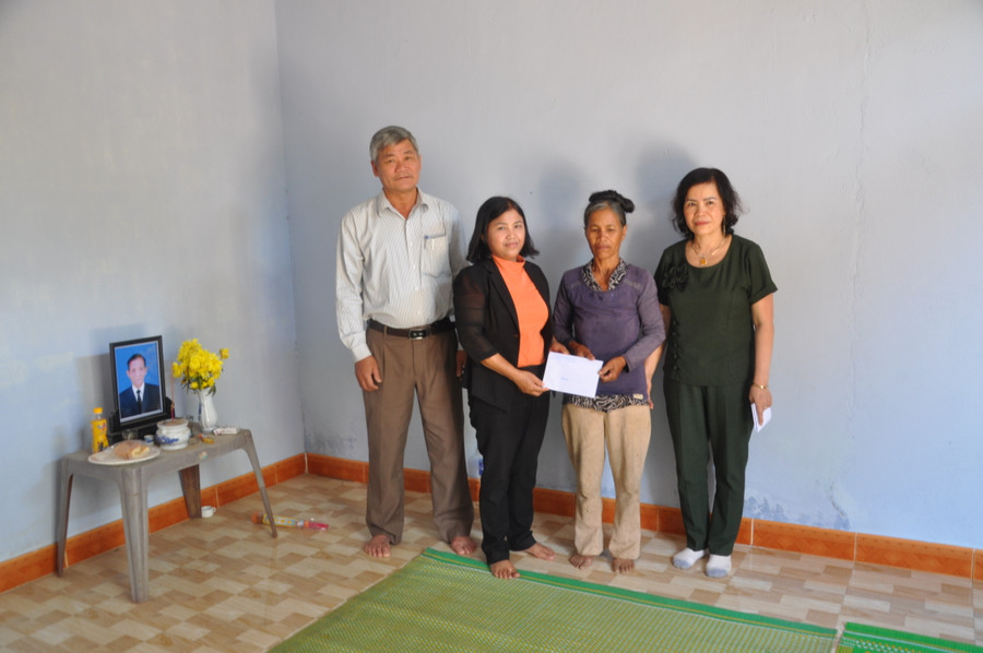  Trao hỗ trợ gia đình nạn nhân A Buan. Ảnh: TVP