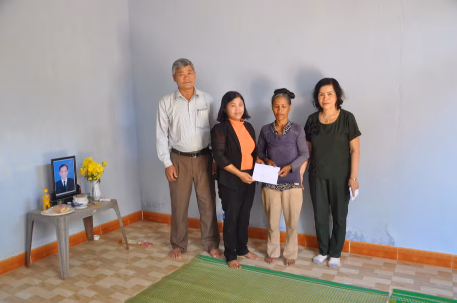  Trao hỗ trợ gia đình nạn nhân A Buan. Ảnh: TVP