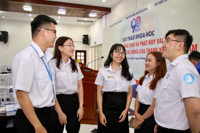 Bạn trẻ tâm đắc trao đổi với nhau về 6 cặp chữ "T" mà nguyên Phó thủ tướng Vũ Khoan gửi gắm - ẢNH: KHẢ HÒA Bạn trẻ tâm đắc trao đổi với nhau về 6 cặp chữ