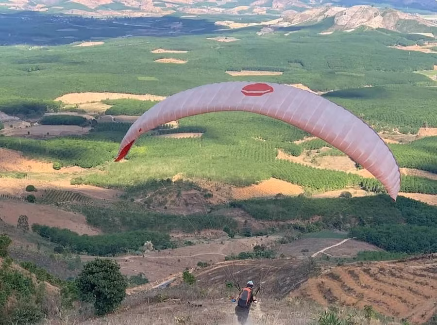 Ngành Du lịch Kon Tum hy vọng sẽ khai phá tiềm năng dù lượn, thể thao mạo hiểm ở quanh khu vực đồi Sạc Ly. Ảnh Ban Nguyễn