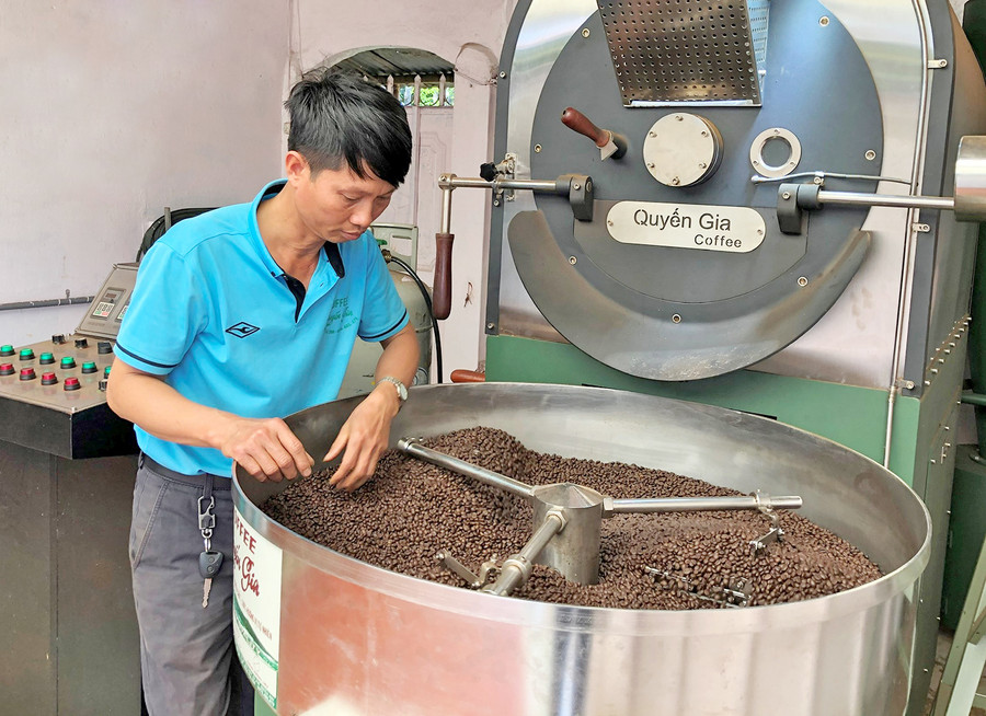 Sản phẩm cà phê Quyến Gia của gia đình ông Nguyễn Khắc Quyến (thôn Phú Tân, xã Ia Băng, huyện Chư Prông) được sản xuất theo quy trình khép kín. Ảnh: Anh Huy