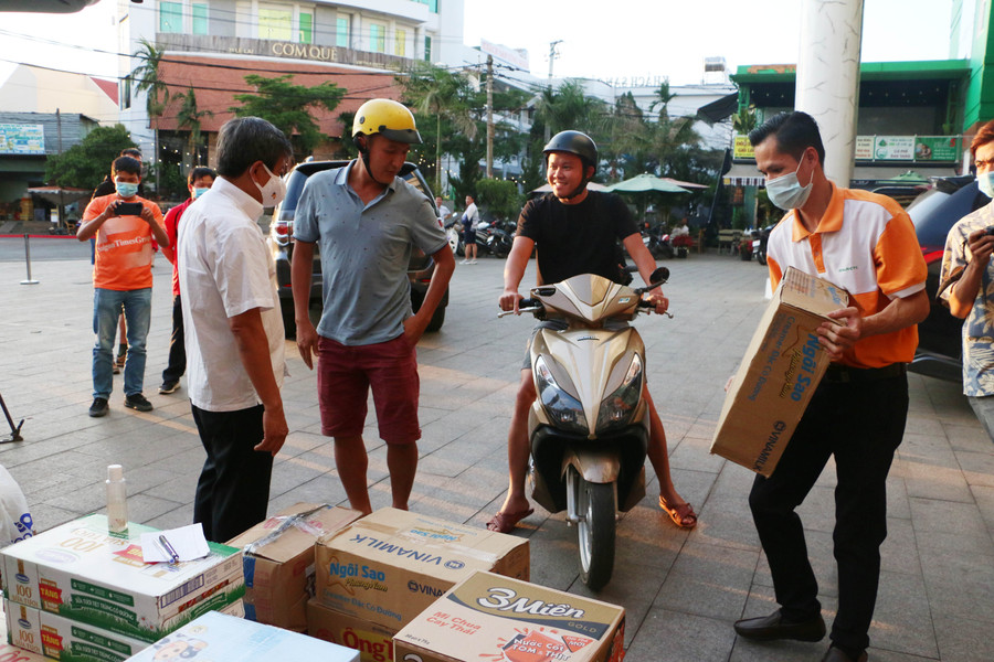 Rất nhiều người dân đến quyên góp sữa để ông Hải trao cho các em nhỏ. Ảnh: Quang Tấn