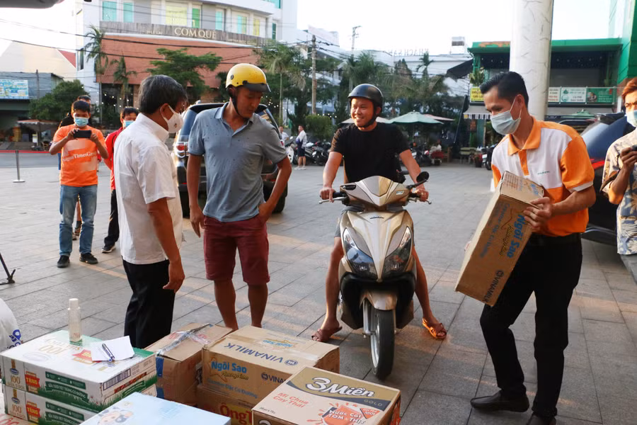 Rất nhiều người dân đến quyên góp sữa để ông Hải trao cho các em nhỏ. Ảnh: Quang Tấn