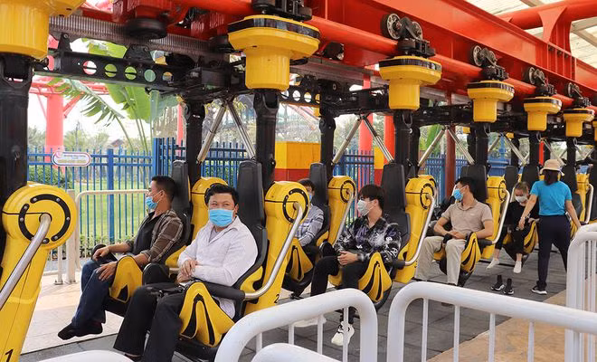 Khách du lịch tham gia trò chơi tại SunWorl Halong Complex. ẢNH: LÃ NGHĨA HIẾU