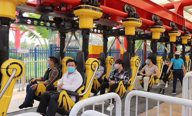 Khách du lịch tham gia trò chơi tại SunWorl Halong Complex. ẢNH: LÃ NGHĨA HIẾU