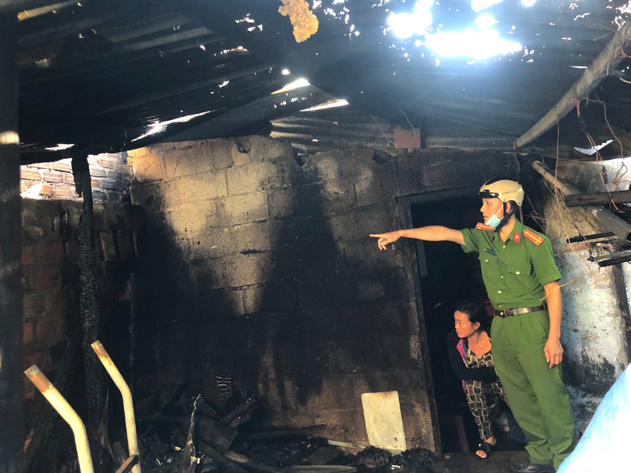 Đến 15 giờ 50 phút, đám cháy tại nhà bà Đoàn Thị Nga (tổ 9, phường An Phú, thị xã An Khê) đã được khống chế và dập tắt hoàn toàn. Ảnh: Ngọc Minh  Đến 15 giờ 50 phút đám cháy tại nhà bà Đoàn Thị Nga (tổ 9, phường An Phú, thị xã An Khê) được khống chế và dập tắt hoàn toàn. Ảnh: Ngọc Minh