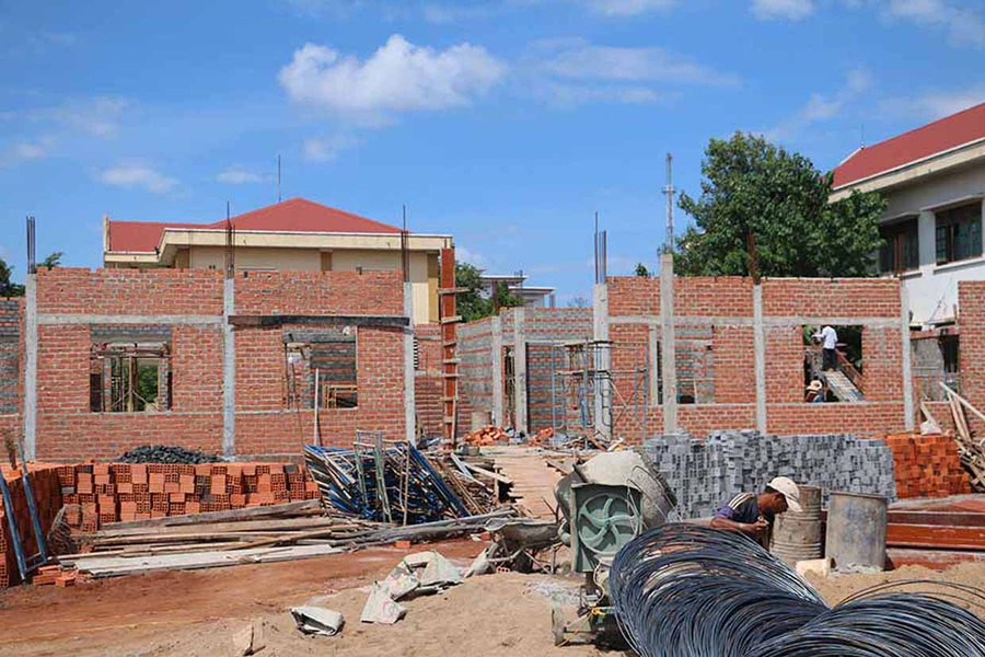 Thi công công trình nhà làm việc các phòng ban huyện Chư Pưh. Ảnh: Quang Tấn