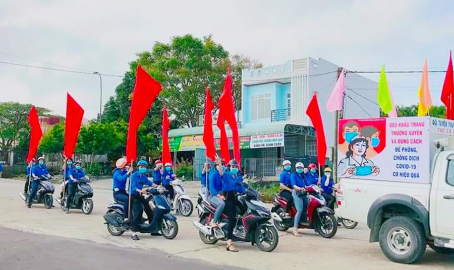 Câu lạc bộ Thầy thuốc trẻ thị xã An Khê tuyên truyền, vận động nhân dân chung tay phòng-chống dịch Covid-19. Ảnh: Ngọc Minh
