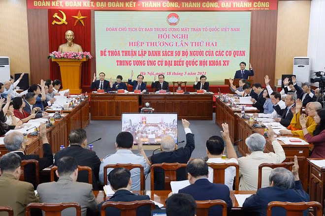 Các đại biểu tham dự hội nghị biểu quyết thông qua danh sách sơ bộ người của các cơ quan T.Ư ứng cử ĐBQH khóa 15. ẢNH: NGỌC THẮNG