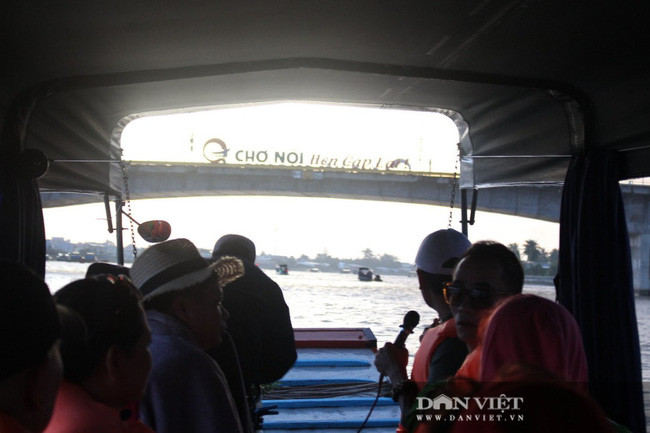 Khách tham quan tour du lịch chợ nổi Cái Răng (Cần Thơ). Ảnh: Hồng Phúc.