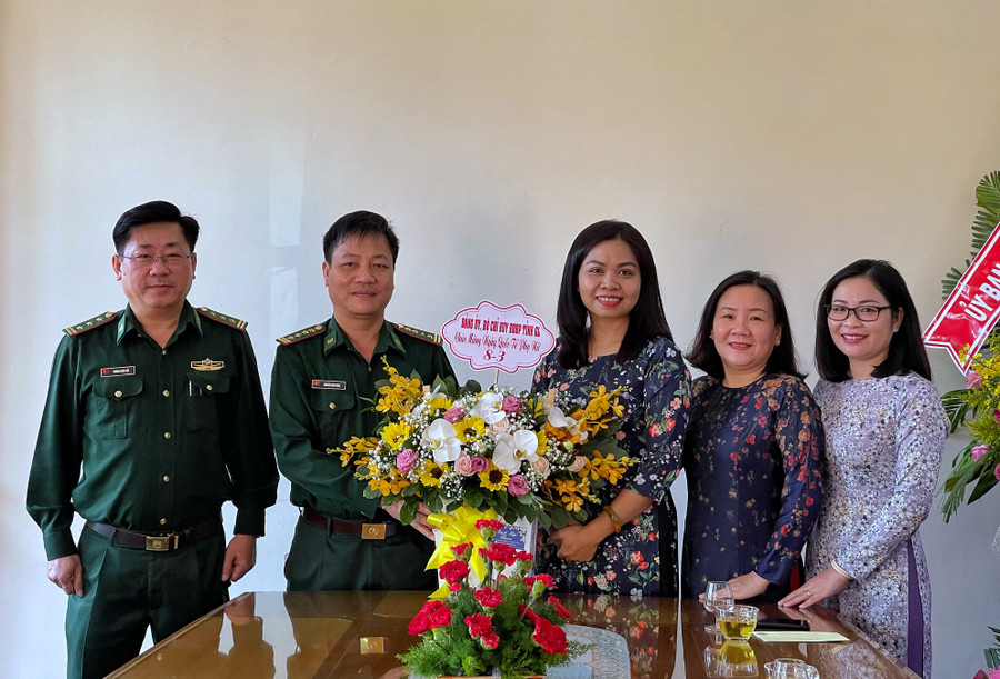  Đảng ủy, Bộ Chỉ huy Bộ đội Biên phòng tỉnh chúc mừng Hội LHPN tỉnh nhân Ngày Quốc tế Phụ nữ 8-3. Ảnh: Hoàng Ngọc