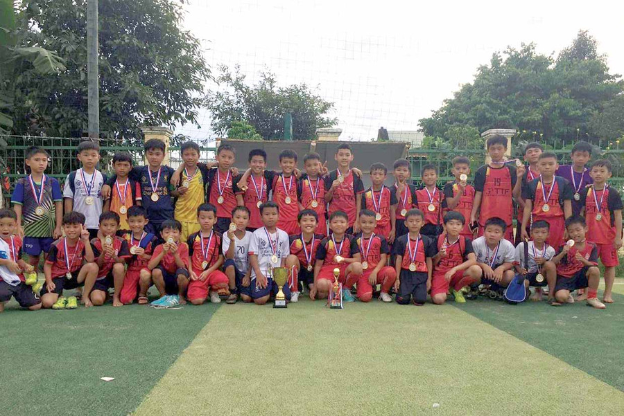 Các học viên của Trung tâm bóng đá cộng đồng TTF Đức Cơ chụp ảnh lưu niệm. Ảnh: Thiên Di Học viện của Trung tâm bóng đá cộng đồng TTF Đức Cơ chụp ảnh lưu niệm. Ảnh: Thiên Di