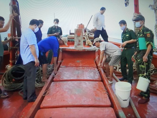  Lực lượng biên phòng kiểm tra hàng hóa trên tàu cá - ẢNH: Nguyễn Long