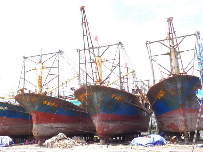 Tàu cá vỏ thép BĐ 99027 TS (ở giữa) bị hư hỏng, phải nằm bờ để sửa chữa vào năm 2018 - ẢNH: HOÀNG TRỌNG