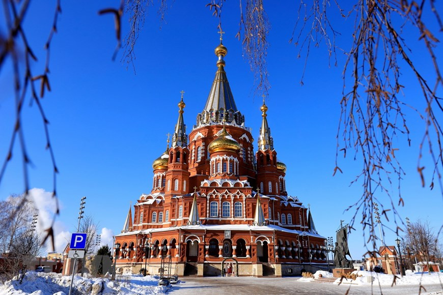 Nằm ở trung tâm thành phố Izhevsk (thủ đô của Cộng hòa Udmurt, Liên bang Nga), cách thủ đô Moskva hơn 1.100km về phía Đông, Nhà thờ Thánh Mikhail được coi là một trong những di tích kiến trúc lớn nhất và đẹp nhất của nhà thờ Chính thống giáo Nga. (Ảnh: Trần Hiếu/TTXVN) Nằm ở trung tâm thành phố Izhevsk (thủ đô của Cộng hòa Udmurt, Liên bang Nga), cách thủ đô Moskva hơn 1.100km về phía Đông, Nhà thờ Thánh Mikhail được coi là một trong những di tích kiến trúc lớn nhất và đẹp nhất của nhà thờ Chính thống giáo Nga. (Ảnh: Trần Hiếu/TTXVN)