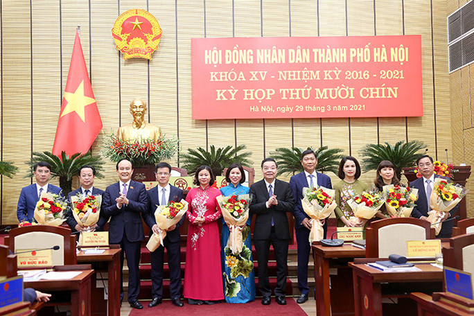 Lãnh đạo TP Hà Nội tặng hoa chúc mừng những người được kiện toàn và miễn nhiệm Ủy viên UBND TP Lãnh đạo TP Hà Nội tặng hoa chúc mừng những người được kiện toàn và miễn nhiệm Ủy viên UBND TP