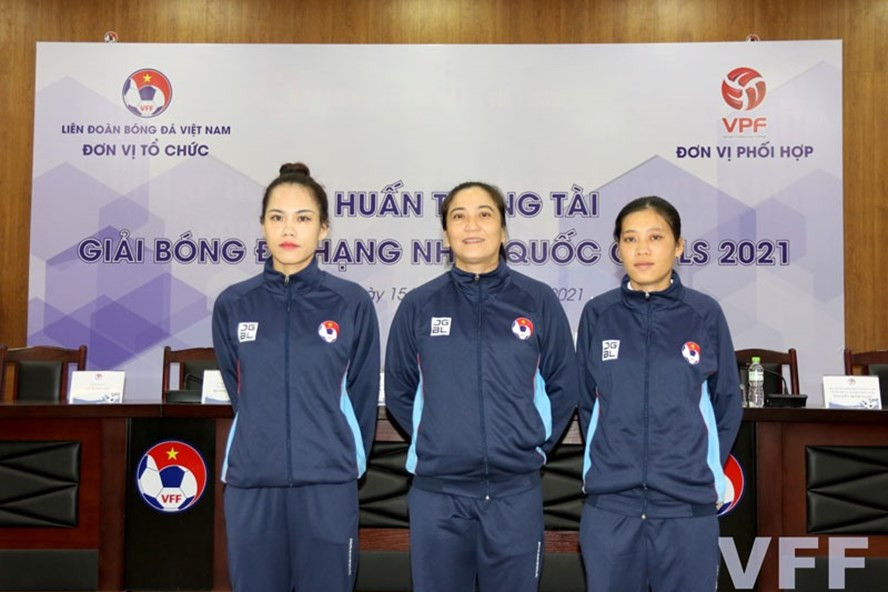 Các trợ lý trọng tài nữ từ trái qua: Hà Thị Phượng, Trương Thị Lệ Trinh và Nguyễn Thị Hằng Nga. Ảnh: VFF