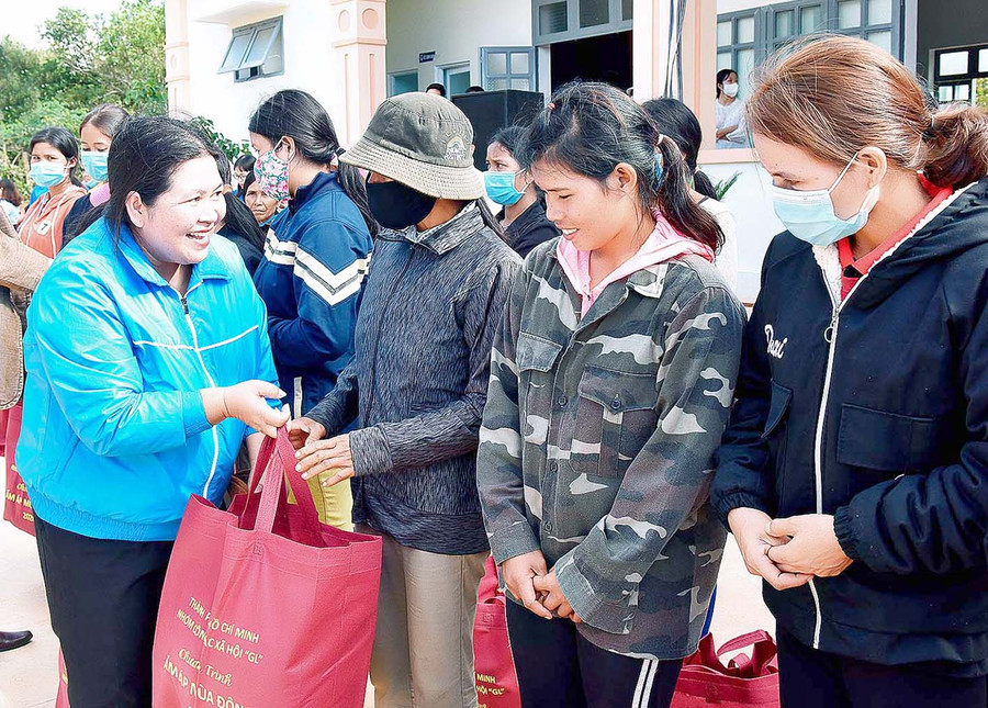 Chị Hà Thị Giang Thảo-Bí thư Tỉnh Đoàn, Chủ tịch Hội Liên hiệp Thanh niên Việt Nam tỉnh tặng quà các hộ dân khó khăn xã Đak Sơ Mei (huyện Đak Đoa). Ảnh: Đức Thụy