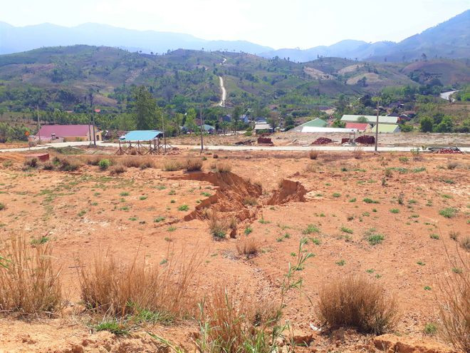 Tại khu tái định cư này đang diễn ra tình trạng sạt lở nghiêm trọng ẢNH: ĐỨC NHẬT Tại khu tái định cư này đang diễn ra tình trạng sạt lở nghiêm trọng ẢNH: ĐỨC NHẬT