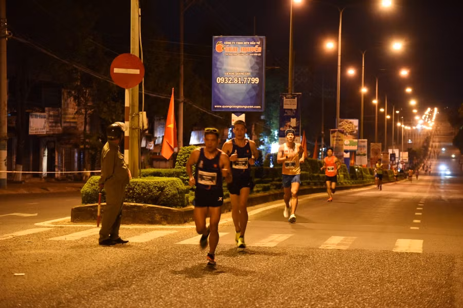 Các hoạt động viên bắt đầu bước vào đường tôn Đức Thắng. Ảnh: Đức Thụy