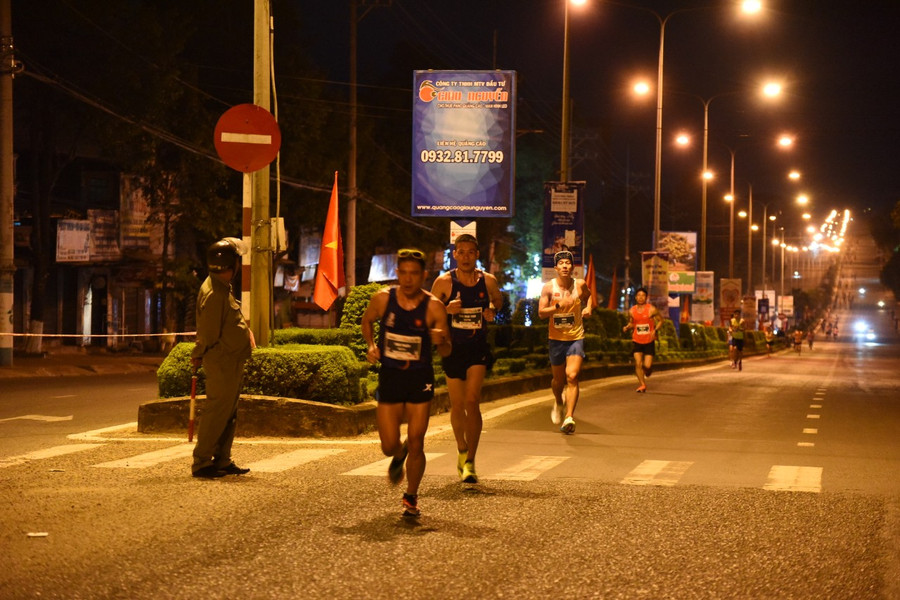 Các hoạt động viên bắt đầu bước vào đường tôn Đức Thắng. Ảnh: Đức Thụy