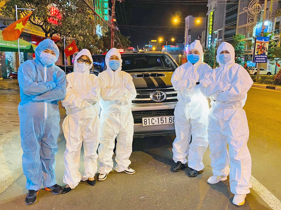Nhóm từ thiện của anh Võ Phi Hổ trong chuyến đi vào vùng tâm dịch ở TP. Đà Nẵng (ảnh nhân vật cung cấp).