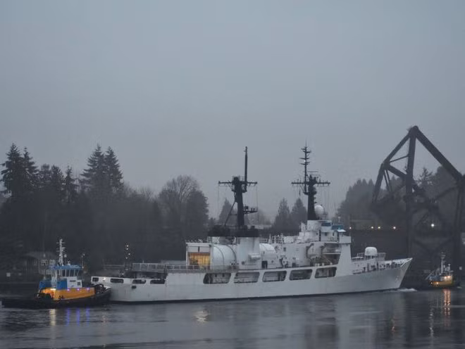  Lai dắt tàu John Midgett vào hồ Union (Seattle, bang Washington, Mỹ) để lên ụ đốc sơn lại thân và số hiệu mới của Cảnh sát biển Việt Nam, ngày 14.1.2021 - ẢNH: Seattle Ship Canal Spotter