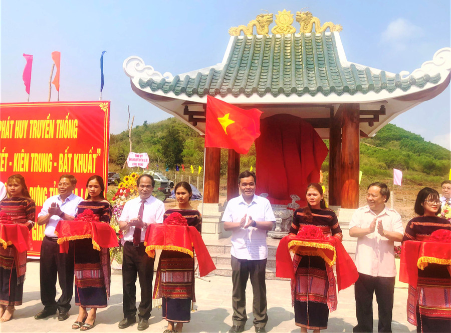 Các đồng chí (từ trái sang phải) Hà Sơn Nhin-nguyên Ủy viên Ban chấp hành Trung ương Đảng, nguyên Bí thư Tỉnh ủy, nguyên Trưởng đoàn ĐBQH tỉnh; Võ Ngọc Thành-Phó Bí thư Tỉnh ủy, Chủ tịch UBND tỉnh; Hồ Văn Niên-Ủy viên Ban Chấp hành Trung ương Đảng, Bí thư Tỉnh ủy, Trưởng Đoàn đại biểu Quốc hội tỉnh; Châu Ngọc Tuấn-Phó Bí thư Thường trực Tỉnh ủy, Chủ tịch HĐND tỉnh cắt băng khánh thành Nhà Bia di tích. Ảnh: Đinh Yến