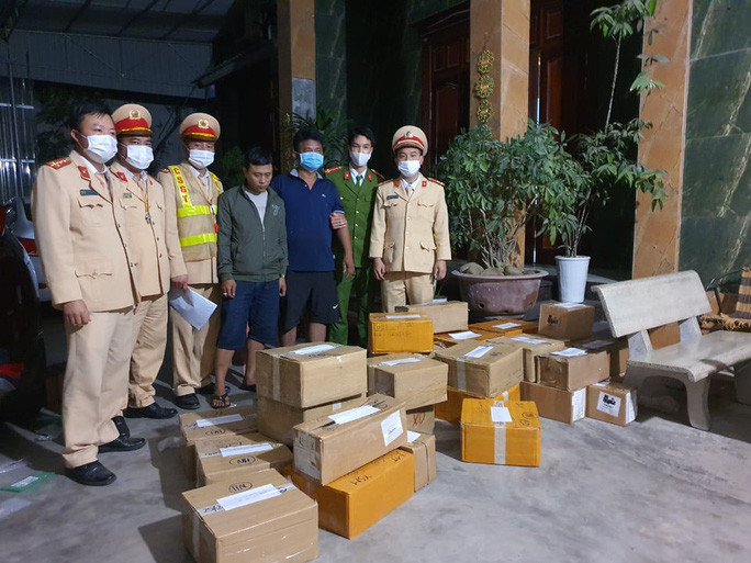  Lô iPhone trị giá hàng tỉ đồng được Trạm CSGT Quảng Xương phát hiện, bắt giữ